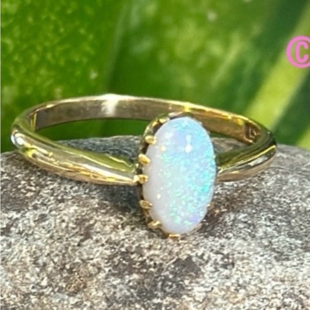 18k Oval Opal ring